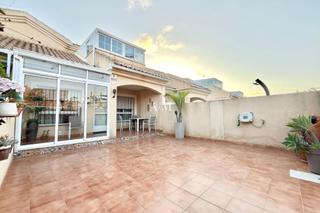 Alquiler Casa adosada en Torre de la Horadada. Alquiler disponible desde yapreciosa casa ubicada a 700 metros d