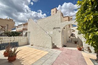 Location Maison jumelée à Nueva Torrevieja. Disponible desde 20 de agosto...esta acogedora casa de una plant