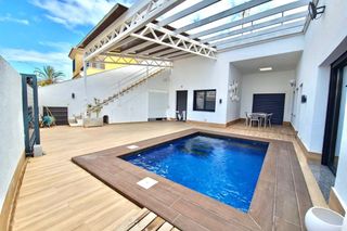 Miete Haus in Torre de la Horadada. Alquiler largo plazo desde octubrenbspse alquila chalet adosado