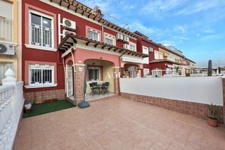 Lloguer Casa a Zona Carrefour - Urbanizaciones. Alquiler para todo el añochalet adosado, reformado, con jardín p