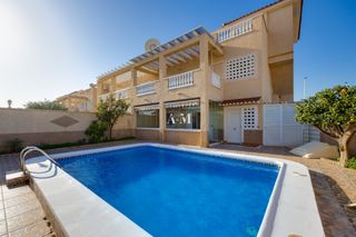 Casa a schiera in Los Balcones y los Altos. Se vendeencantadora casa adosada ubicada en orihuela costa, punt