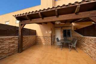 Casa a schiera in Los Peñascos-El Salero-Los Imbernones. En ventapresentamos este bonito adosado en venta, justo al lado