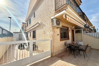 Casa a schiera in Los Peñascos-El Salero-Los Imbernones. En ventapresentamos este bonito adosado esquinero en venta, just