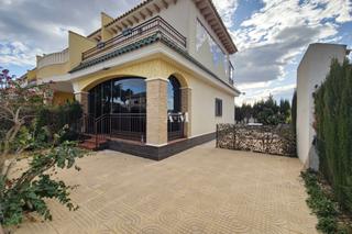 Miete Reihenhaus in Rojales. Alquiler para todo el añoprecioso adosado de esquina, de estilo