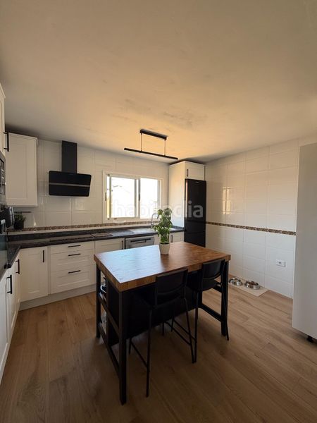 Foto 5ddc43f7-d72c-45d6-9e51-19c2dde5da96. Casa aparellada amb aparcament a Tegueste