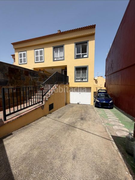Foto 69d27842-e933-4ec1-a049-face351ac70d. Casa aparellada amb aparcament a Tegueste