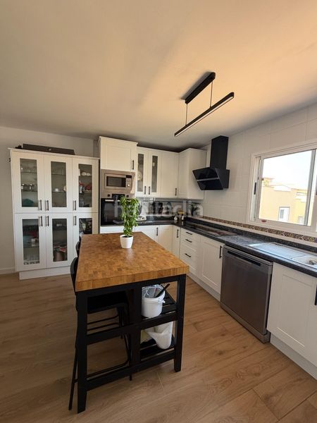 Foto bee408fc-ab6e-4d52-b961-ac0218b3906e. Casa aparellada amb aparcament a Tegueste