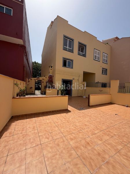 Foto dcc8b231-7723-494b-867d-fe03316a4324. Casa aparellada amb aparcament a Tegueste