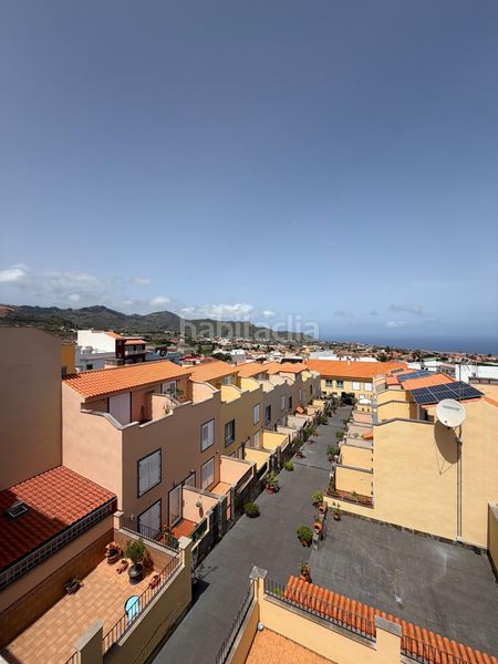 Foto e951b46a-c800-456c-b48b-38c6fdfbfe59. Casa aparellada amb aparcament a Tegueste