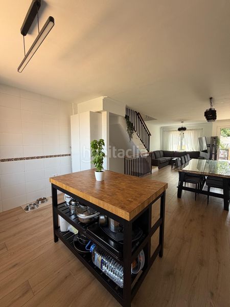 Foto f119fc9a-34a5-4f25-9bcf-8e5020e8e612. Casa aparellada amb aparcament a Tegueste