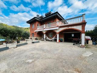Maison à Corbera de Llobregat. Exclusiva casa independiente con espacios de ocio y jardín priva
