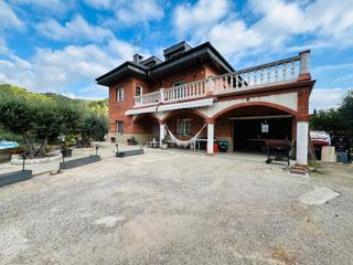 Casa a Corbera de Llobregat. Exclusiva casa independiente con espacios de ocio y jardín priva