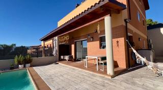 Casa a Castellet i la Gornal. Casa en costa cunit