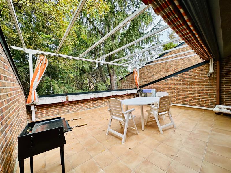 Foto 1625bb68-ccd9-4b60-959b-798b507169d3. Attique avec cheminée chauffage parking piscine dans Galapagar