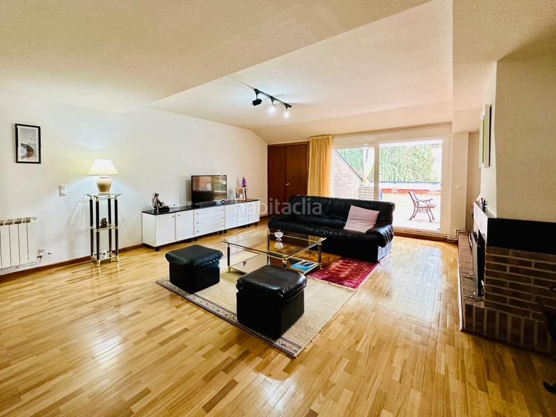 Foto b878e7f5-5855-476d-b19e-75de6c82b7c5. Attique avec cheminée chauffage parking piscine dans Galapagar