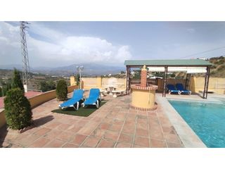 Rent Country house  Calle diseminado cajiz. Casa iznate by solymar properties