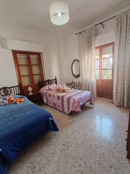 Foto a5303e4f-af02-4704-873e-e79fb6145bc1. Casa aparellada a Marchena