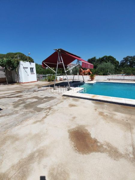 Foto b1c89248-d3b8-49a2-b80c-97c00095fbee. Masia amb piscina a Marchena