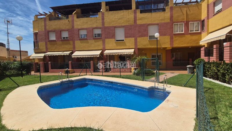Foto 8ed82fe6-de9a-4e6e-ad7a-dfe20624f541. Casa aparellada amb piscina a Fuente Alegre - El Chaparral - Los Morales Málaga