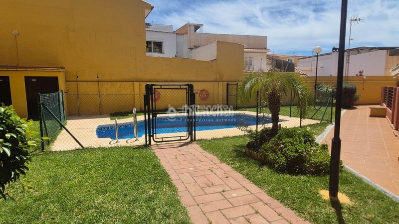 Foto cd73457c-2d6a-45dc-9bd1-117ccd71f839. Casa aparellada amb piscina a Fuente Alegre - El Chaparral - Los Morales Málaga