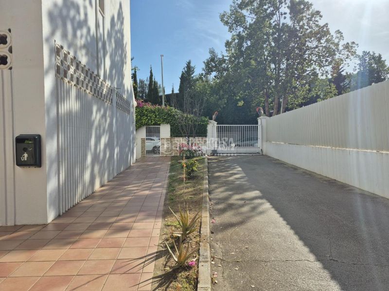 Foto b31b51fa-6faa-4c2c-b1f0-5c22623b168b. Pis amb calefacció piscina a El Consul - Ciudad Universitaria - El Romeral Málaga