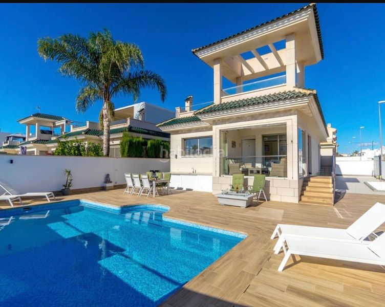 Foto c4aad650-e634-4333-9b33-4f8a162ba2c7. Xalet amb piscina a Rojales