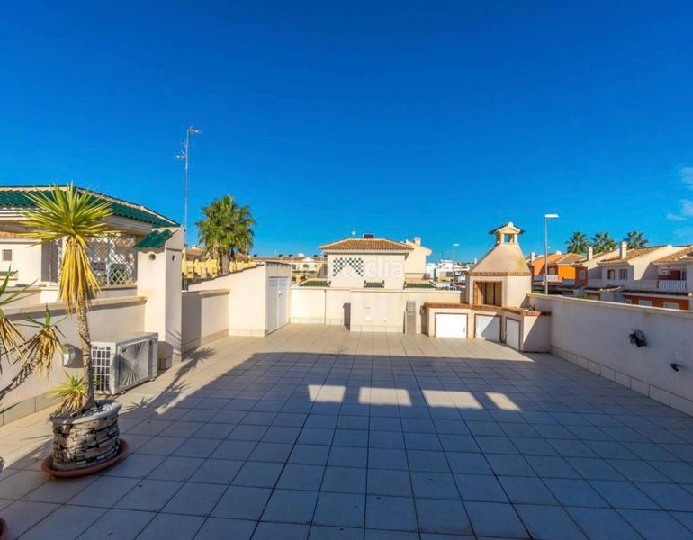 Foto d41c8be3-d0c0-48f1-ae48-c1241108d1cf. Xalet amb piscina a Rojales