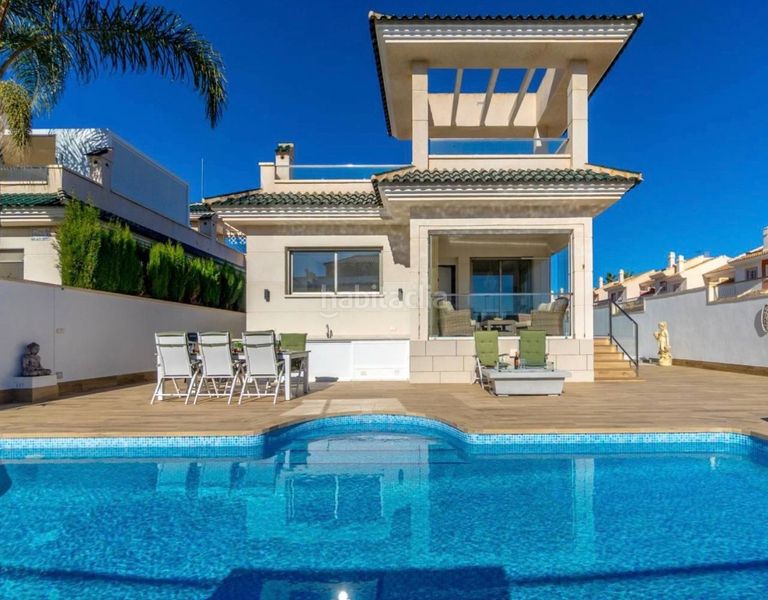 Foto e31feab3-0d25-4d1f-9fd6-a51b9425c124. Xalet amb piscina a Rojales