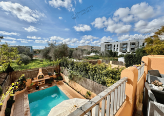 Casa adosada en SEixample-Can Misses. Chalet adosado con piscina privada en can misses  ibiza