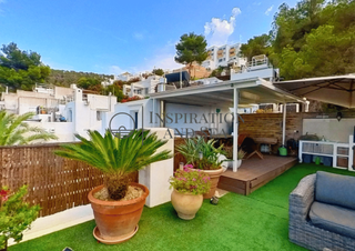 Duplex in Santa Eulària des Riu. Dúplex reformado con terraza privada y vistas al mar en siesta