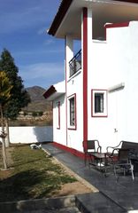 Chalet in La Hoya. Chalet independiente con parcela privada y placas solares