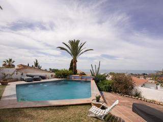 Chalet  Calle callejon central. Savills presenta este chalet independiente en venta en caleta de