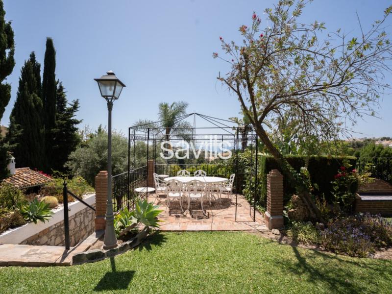 Foto d4c3d328-8483-4558-af56-092789b29fd1. Alquiler casa savills presenta esta villa independiente ubicada en una tranquila zona residencial , muy bien comunicada y con todo en Benalmádena