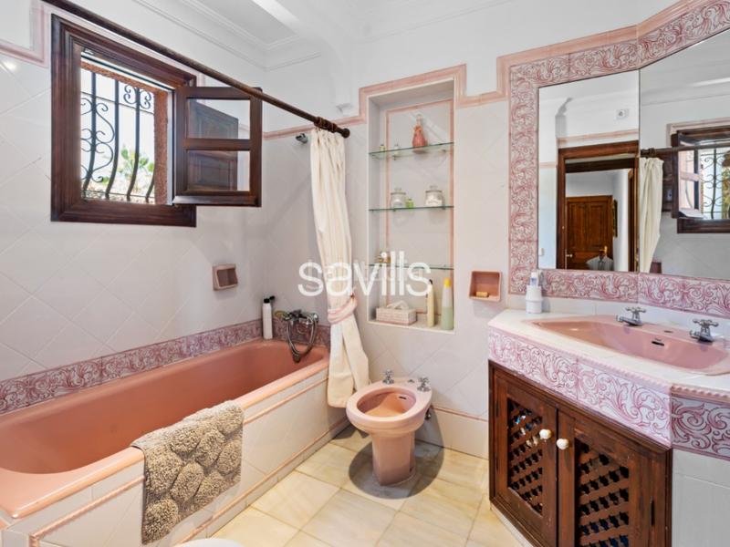 Foto e153c291-ecb4-4ea0-a825-4350395c6016. Alquiler casa savills presenta esta villa independiente ubicada en una tranquila zona residencial , muy bien comunicada y con todo en Benalmádena