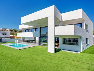 Casa a El Pinar- Palacio de Congresos. Savills presenta esta villa orientada al sur en torremolinos, qu