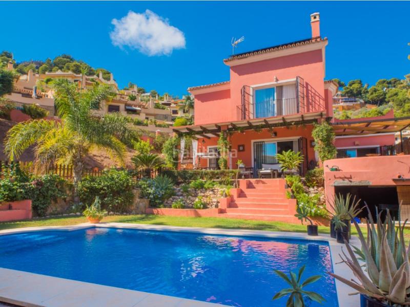 Foto b3e7ce9e-13ba-40c3-b269-27bc51141d3f. Casa villa con encanto, luz natural y jardín privado en Pinares de San Antón, en Málaga