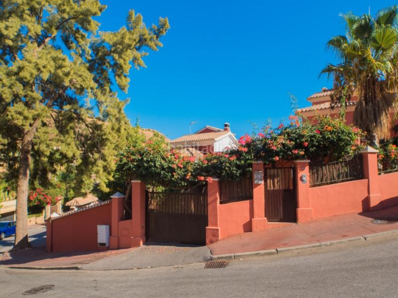 Foto f40f2550-9172-4369-8050-dea7cd178b41. Casa villa con encanto, luz natural y jardín privado en Pinares de San Antón, en Málaga