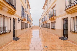 Etagenwohnung  Calle calle alhambra. Piso de 2 dormitorios con garaje y trastero incluidos en cijuela