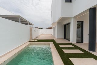 Casa aparellada a Belicena. Autopromoción