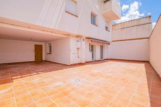 Pis  Calle calle vista alegre. Venta de piso con patio de 80 m2 en las gabias