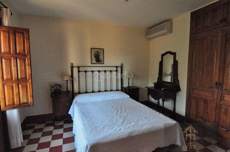 Foto b0e580da-d896-4c56-b026-176d043a3a46. Edifici amb piscina a Xixona