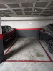 Aparcament cotxe a Sagnier-Plaa de Catalunya. Plaza de parking para coche grande