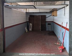 Aparcament cotxe a Estruch-Eixample. Plaza de aparcamiento con persiana