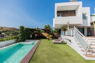 Chalet in Hipódromo - Cerrado del Águila. Villa independiente con piscina privada y apartamento de invitad