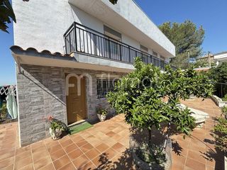 Chalet in Castellnou-Can Mir-Can Solà. Dos casas unidas con potencial para una tercera vivienda