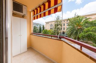Pis a Sants-Badal. Piso de 4 dormitorios con balcón.