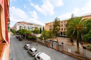 Pis a Sants-Badal. Piso de 4 dormitorios con balcón.