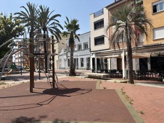 Xalet a Casagemes. En exclusvia chalet esquinero cerca del mar.