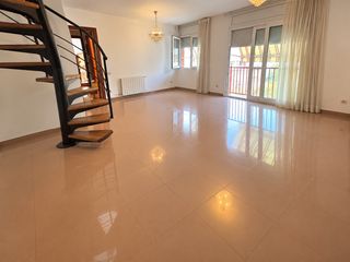 Affitto Appartamento in Centre. Ático dúplex de 3 dormitorios con terraza, ascensor y orientació