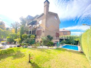Casa bifamiliare in Peñagrande. Chalet pareado con piscina privada